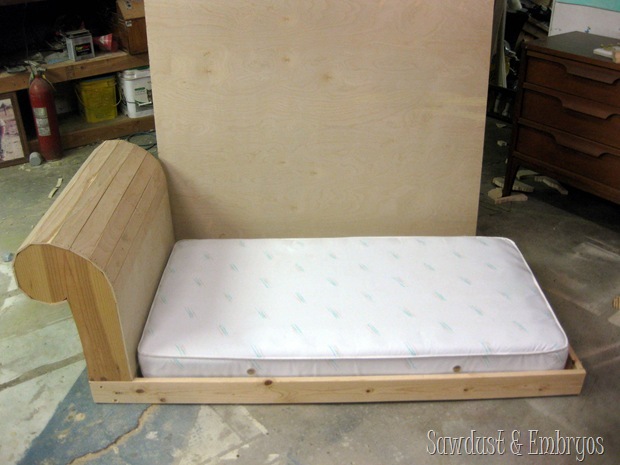 Building a toddler bed to look like a mini FAINTING COUCH! {Sawdust and Embryos}