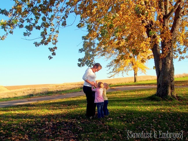 Gender-reveal-using-pink-or-blue-paint-on-the-belly-Sawdust-and-Embryos_thumb