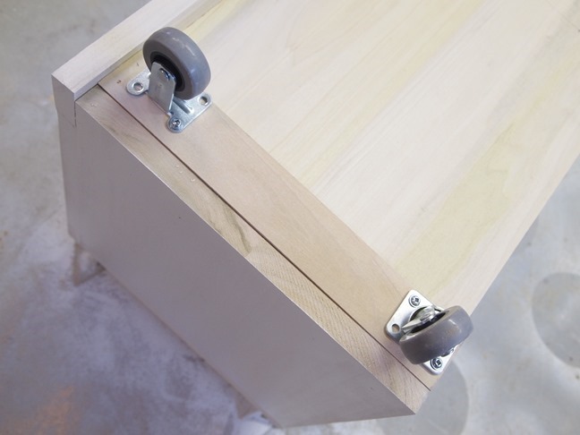 Mudroom bench with casters {Sawdust and Embryos}