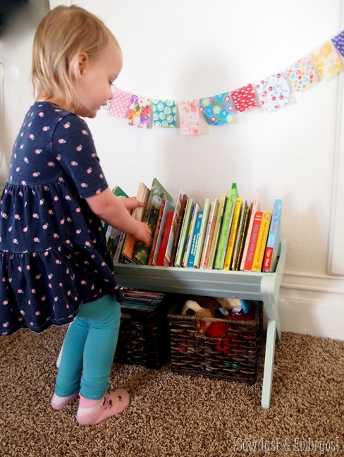 DIY Children's Book Manger {The Sawdust Maker}