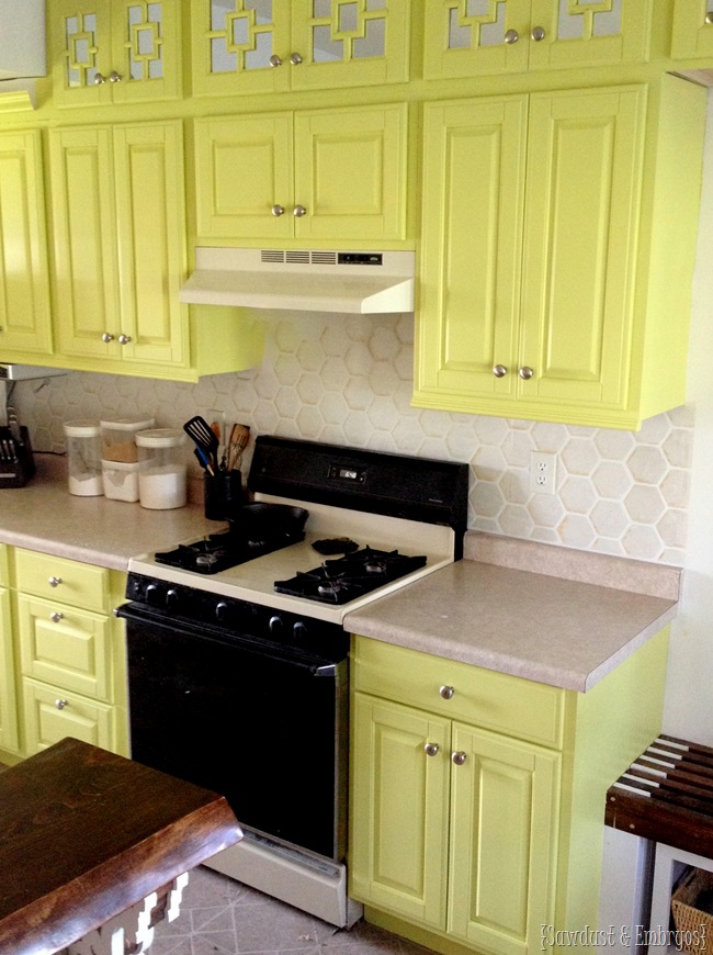 Stenciled backsplash that totally looks like real tile! 